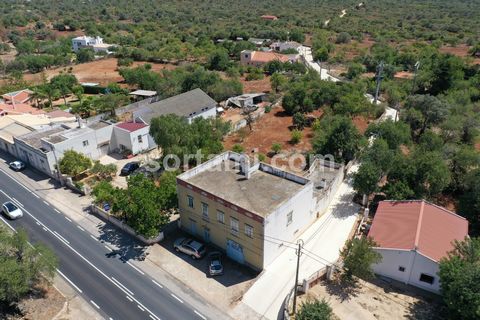 Magnificent villa to be restored, in Loule In this villa you can find many of the elements that make up the original Algarvian style, such as mosaics, the chimney with smoke, the traditional stonework among other elements. The house has two floors, w...
