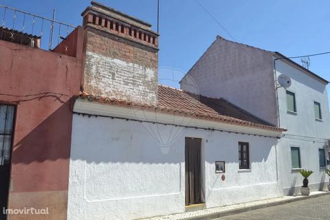 2 bedroom villa in Vale de Açor, Ponte de Sor Consisting of 03 rooms, kitchen with Alentejo fireplace, living room and 02 bedrooms. The house needs restoration works. It also has a backyard with 387 m2, whose area is not recorded in the property docu...