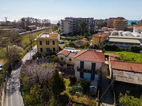 Ventimiglia - Just 50 metres from the Val Nervia oasis and the Roman archaeological park, and 600 metres from the beach, are two two-storey houses in need of renovation. They are accompanied by a 500 square metre garden, which is flat and easy to acc...