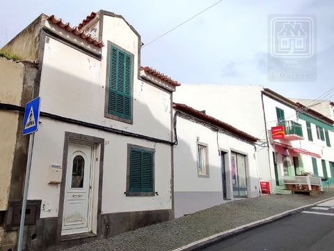 Townhouse, type T2, consisting of 2 floors, located in Santa Cruz, next to the city of Lagoa (Azores). It is a house in need of some rehabilitation works and, therefore, offers the opportunity to create a unique and welcoming space, whether for your ...