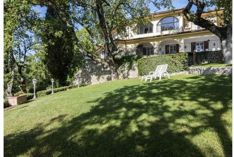 Prachtige villa met zwembad, jacuzzi en fitnessruimte, gelegen op het Toscaanse platteland, halverwege Monteriggioni en Siena.