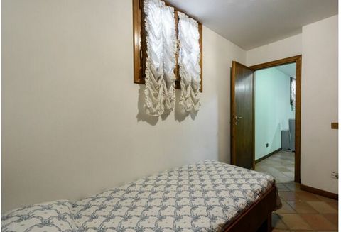 Prachtige villa met privétuin en grote veranda, gelegen in Forte dei Marmi, op slechts 700 meter van de zee. Het is geschikt voor maximaal 7 personen, heeft 3 slaapkamers en 3 badkamers.
