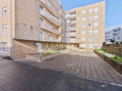 View all photos, video and virtual tour of the apartment. Located in Rio Tinto, Gondomar, close to the Carreira subway, this could be the property you are looking for. 2 fronts with great sun exposure, at the level of the 5th and last floor, with ele...