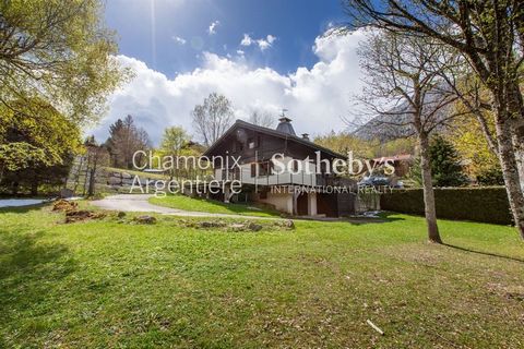 Chamonix Argentière Sotheby's International Realty przedstawia Chalet Cooper, czteropokojowy obiekt położony w malowniczej dzielnicy Lavancher, idyllicznej górskiej wiosce dla miłośników przyrody. Idealnie położony, znajduje się w połowie drogi międz...