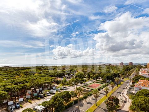 In this building of excellent construction, unobstructed you will find this T2 with 82m2 on the 5th floor, with an east/west sun exposure. The building has 8 floors. The quiet, verdant surroundings, the palm trees by the sea is unique in this place t...