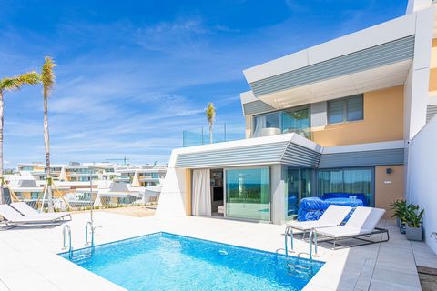 Stap in je eigen stukje paradijs met deze uitzonderlijke stadswoning, gelegen in het prestigieuze Costa del Sol. Deze prachtige woning biedt een zeldzame kans om te genieten van luxe wonen op zijn best. Bij het betreden van de woning word je meteen g...