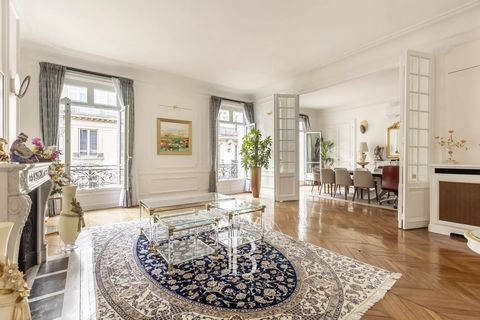 Paris 8 - Parc Monceau - Alfred de Vigny - 4 or 5-bedroom apartment with balcony Ideally located near Parc Monceau, on the 3rd floor of a beautiful haussmannian building, 248sqm totally renovated apartment with ceiling height of 3.34 m, includes an e...