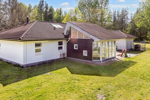 Gemütliches Ferienhaus in schön geschützter Lage bei Virksund. Vom Ferienhausgebiet führen kleine Pfade hinunter ans nahe Badeufer am Limfjord sowie zum kleinen Yachthafen etc. Das gut instand gehaltene Ferienhaus steht auf einem gut 3.800 m2 großen ...