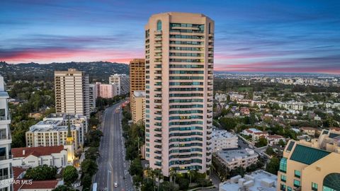 With explosive 270 views spanning from Catalina to the Hollywood Hills, it is hard not to feel like you own the Los Angeles skyline in this top floor, two-story penthouse with private elevator. Just steps beyond the foyer and the grand spiral stairca...