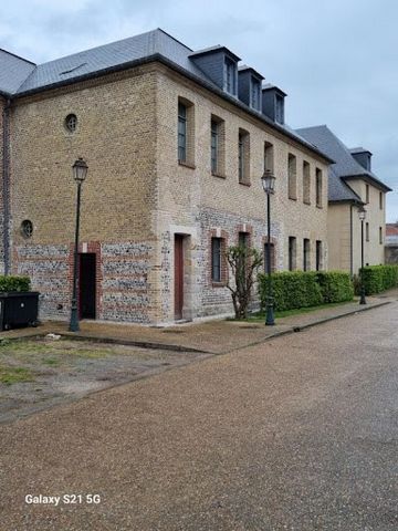 Dieppe - historic district near Colbert Bridge EXCLUSIVITY, in a beautiful rehabilitated real estate complex Beautiful 2/3 duplex apartment in perfect condition with a Carrez surface of 67.49 m2 but on the ground 85 m2 comprising beautiful entrance w...