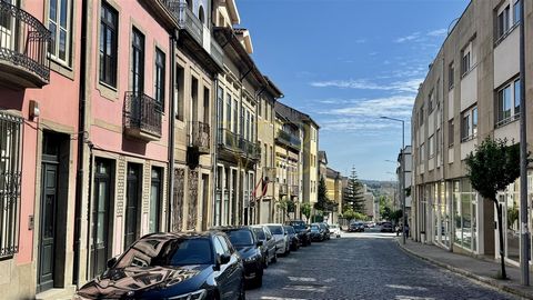 Affascinante appartamento duplex con 1 camera da letto nel centro storico di Braga Situato nel cuore del centro storico di Braga, questo nuovissimo appartamento fa parte di un edificio accuratamente ristrutturato, dove ogni dettaglio è stato progetta...