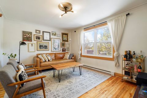 Charming condo located in Ahuntsic/Cartierville in a quiet area near the Crémazie metro station and St-Alphonse park. This corner unit has remarkable brightness thanks to its numerous windows. Still equipped with its original hardwood floors and wood...