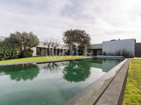 4-bedroom villa with 390 sqm of gross construction area, garage, private garden, and swimming pool, situated on a plot of land of 1,480 sqm, in the Bom Sucesso Resort condominium, with 24-hour security, in Óbidos. The house, designed by architect Nun...