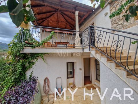 Explore the charm of the old part of Jelsa in this meticulously renovated three-story stone house, just a short stroll from the main church.Boasting 152 m² of interior space, the ground floor features a rejuvenating sauna and approximately 40 m² of v...