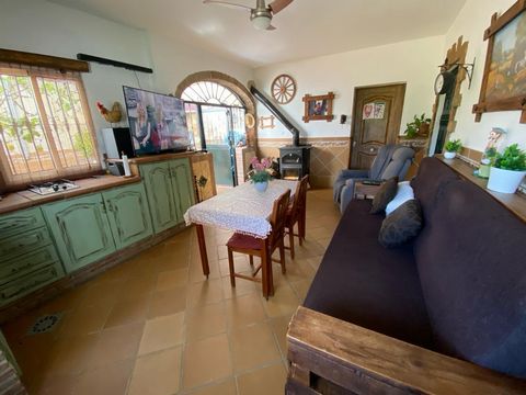 ~Schöne Doppelhaushälfte im emblematischen Viertel La Piñera, dieses schöne charmante Haus ist komplett renoviert mit viel Geschmack und rustikalem Stil. Beim Betreten finden wir eine gemütliche Esszimmerküche mit Kamin, von der aus Sie auf einen sch...