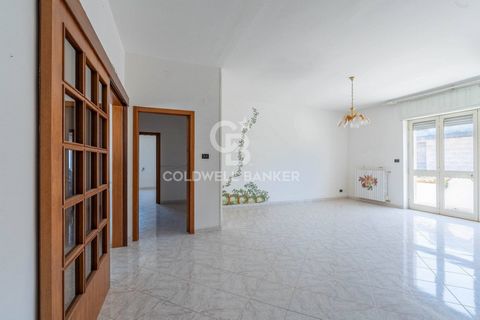 RACALE - LECCE - SALENTO In Racale, in a quiet and residential area, we offer for sale a large detached house on two levels, with a large garage and private garden, all on a total plot of approx. 350sqm. The first floor is accessed via a refined gray...