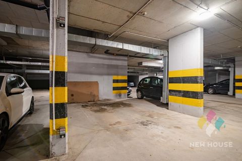 Miejsce parkingowe Tęczowy Las 2B na sprzedaż o powierzchni ok. 20 m2, szerokość miejsca ok. 4 m pomiędzy filarami. Miejsce postojowe zlokalizowane przy wejściu do windy. Nr 53 LOKALIZACJA Miejsce parkingowe w budynku w południowej części Olsztyna, p...