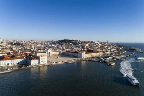 Unlock the potential of prime commercial real estate with these four well-positioned stores located in the heart of Alfama, a vibrant region next to the waters and the cruise terminal. Boasting a minimum 4% annual yield, these stores offer an excepti...