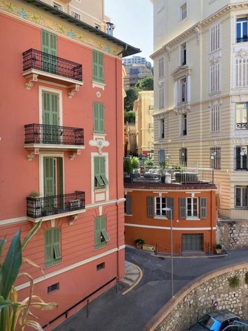 Engels hieronder In Monaco, dicht bij voorzieningen en het strand te voet 300m. Mooie en ruime 2 kamers van 45 m², volledig gerenoveerd en ingericht met eersteklas diensten. Het bestaat uit een entree, een gang naar de woonkamer en de open ingerichte...