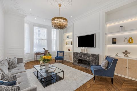 Share of freehold period conversion apartment in quiet Kensington cul-du-sac with private patio garden courtyard. This beautifully refurbished duplex apartment is a one-of-a-kind find in the coveted prime central London luxury property market. Part o...