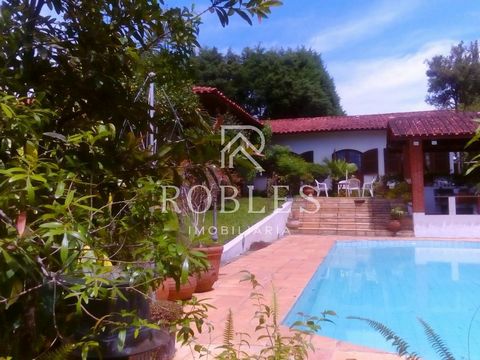 PROPERTY House with 463m2 m2 of total built area on private land of 1,500m2, within the Nova Higienópolis gated community, Jardim do Golf I neighborhood. Surrounded by a lot of greenery, in a condominium with complete infrastructure for the family, t...