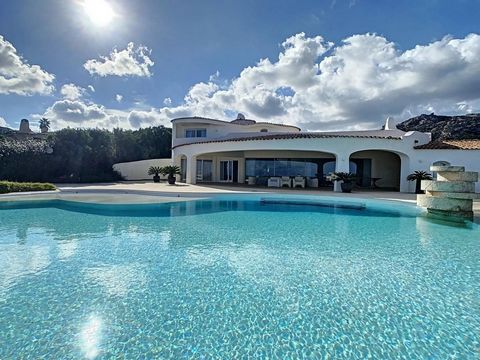 Entdecken Sie diese bemerkenswerte moderne Villa im Herzen des Dorfes Porto Cervo, einem der renommiertesten Reiseziele an der Costa Smeralda. In einer atemberaubenden Panoramalage gelegen, bietet diese Residenz einen fantastischen Blick auf das Meer...