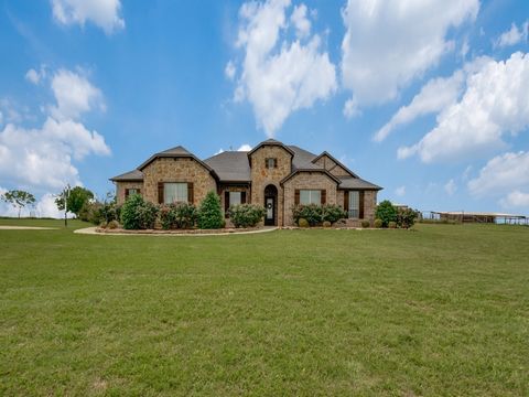 Unique Texas residence with 50 acres of land that offers 2 Homes, 3 ponds and a 2000 Sq.Ft. Barn with Electricity. The Main home features 2,613 Sq.ft of living with vaulted ceilings with exposed beams in the living room and features an impressive bri...