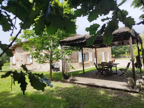 Wunderschönes altes renoviertes Haus zum Verkauf in einem Dorf im Südwesten von Montauban, nur 8 Minuten vom Stadtzentrum und der Autobahn entfernt. Dieses charmante Haus aus Lehmziegeln aus dem Jahr 1850 wurde sorgfältig komplett restauriert und bie...