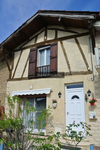 A coeur d'un charmant village, a seulement 2 kms de l'entrée d'autoroute cette maison de bourg offre de très beaux volumes, elle dispose en rez de chaussée d'un séjour lumineux avec cuisine ouverte, un cellier buanderie, une spacieuse chambre de 25 m...