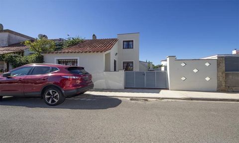 No pierdas la oportunidad de adquirir esta casa bien cuidada en el barrio de Santa Margarita, en Roses. La planta baja se compone de un bonito hall de entrada, una sala principal con su salÃ³n comedor y una cocina americana, un baÃ±o completo con pla...