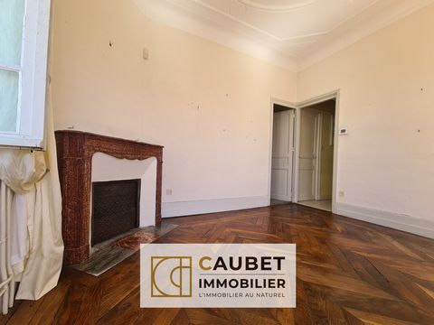 BACK TO SALE Your Caubet Real Estate agency offers you this pleasant house from 1901 located in a small village 10mins south of Tarbes, all on a plot of 1249m2 facing south with a view of the Pyrenees. The house consists of an entrance hall, a living...