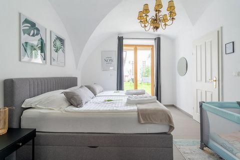 ★ Spacious accommodation for up to 6 guests: Our stylishly furnished bedroom is equipped with a king-size bed, while the living room offers two single beds and a comfortable sofa bed, ideal for families or groups of friends. ★ Relaxation in the priva...