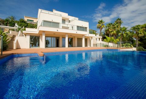 Modern Mediterranean style villa with sea views for sale in San Jaime urbanization in Moraira on the Costa Blanca of Alicante in Spain, 4 bedrooms with sea views in the San Jaime urbanization in Moraira, 559.50 m2 built on plot of 1132 m2. with sea v...