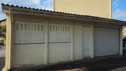 Bourg-Madame - dans un petit bâtiment facilement accessible, nous vous proposons cet ensemble de trois garages en bordure de voirie. Le bien comprend 0 lot, et il est situé dans une copropriété de 29 lots (les charges courantes annuelles moyennes de ...