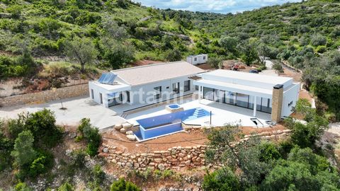 Wonderful villa situated in the picturesque hills of Loulé! This villa harmoniously combines modern- and traditional style, offering a stunning view of the sea and the mountains. The property is a perfect refuge for those looking for comfort, privacy...