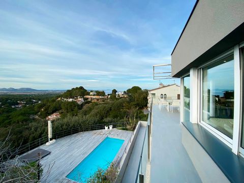 Located in a quiet residential area, just 750 meters from the idyllic beaches of Pals and Sa Riera and approximately 3 kilometers from the vibrant center of Begur, is this spacious house with a functional and contemporary design. Distributed over two...