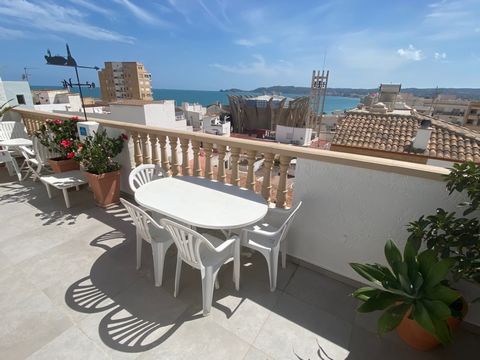 Attraktive Maisonette-Wohnung von 90 m2 mit Meerblick, teilweise klimatisiert, in Jávea, an der Costa Blanca. Hafenstrand und Geschäfte 250 m entfernt und 3 km vom großen Strand von Arenal entfernt. Diese zweistöckige Maisonette-Wohnung besteht aus e...