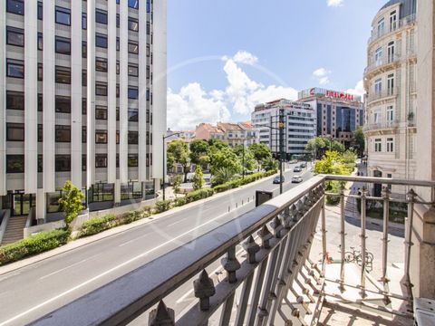 En el corazón de Lisboa, apartamento con 'cachet' de 184m2, a remodelar, con 6 habitaciones, pasillo, cocina, 2 baños y 2 balcones, en un edificio con ascensor, construido a mediados del siglo XX en el que destacan las huellas de la época y técnicas ...