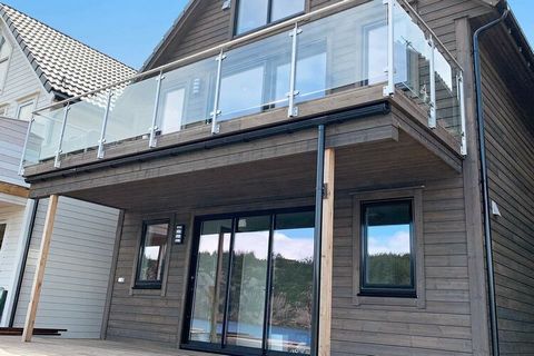 Spacious, beautiful holiday home with high standard in maritime fisherman’s cabin style, located on a southeast facing lake plot. Idyllic fisherman's cabin on Steganeset. Open solution with a high standard in peaceful and beautiful surroundings. A vi...