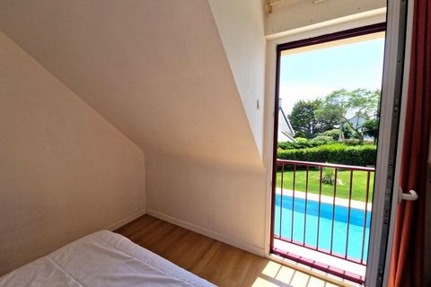 This beautiful villa has a lot to offer: a large pool (10x15 m), a spacious, picturesque, enclosed garden plot with a boules court and an ideal location on the Gulf of Morbihan, which is known for its mild climate. The interior is comfortable with a ...