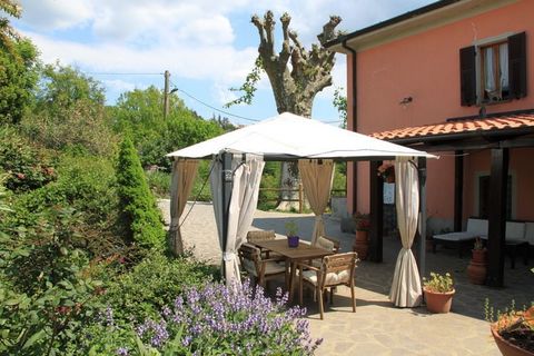 Die Ferienwohnung befindet sich auf einem Bauernhof in einem kleinen Dorf auf dem Land in Canossa zwischen den Hügeln und Bergen von Lunigiana, umgeben von Kastanienbäumen, Eichen und Olivenbäumen. Das Dorf geht auf das 14. Jahrhundert zurück. Das Dö...