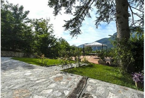 Hermosa villa con gran jardín y piscina privada en Camaiore, a sólo 9 km del mar y de la costa de Versilia. Puede alojar hasta 18 personas, tiene 7 dormitorios y 7 baños.