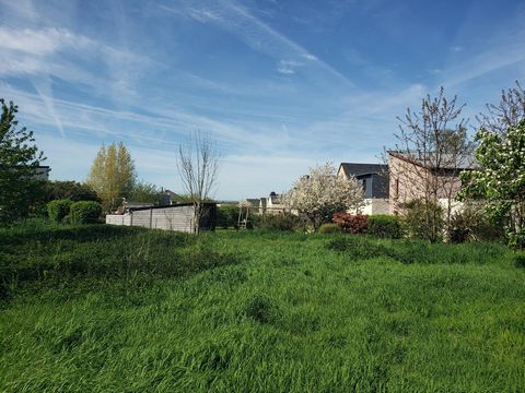 A 20 min de Rennes, venez découvrir ce terrain constructible et viabilisé de 600 m2, situé au coeur d'un quartier résidentiel très calme - hors lotissement et libre de constructeur. Orientation Nord / Sud avec une vue totalement dégagée au Nord Vous ...