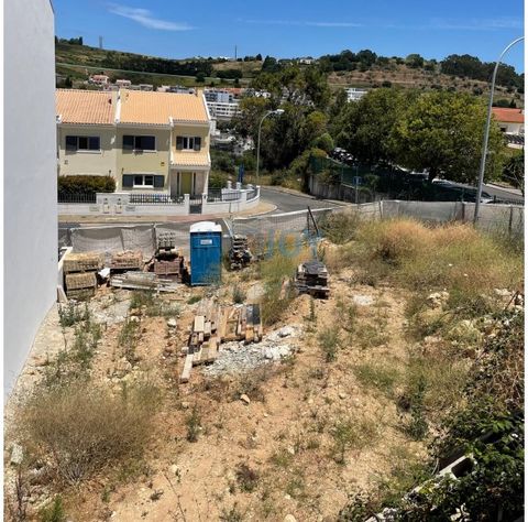 Lote de terreno urbano com 241m2 em Leceia Freguesia de Barcarena, O terreno encontra-se numa zona só de moradias e tem uma área de implantação de 84m2 que pode incluir 3 pisos (cave, r/ch, 1 andar). -Perto dos principais acesso: A5, IC19, CREL -Pert...