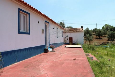 Moradia Rústica T2 com Piscina Descubra esta encantadora Moradia rústica com 3 assoalhadas, um refúgio de tranquilidade e luz natural em São Vicente do Paul, Santarém. Desfrute de uma vida rodeada pela natureza e iluminada pela luz de um pôr-do-sol ú...