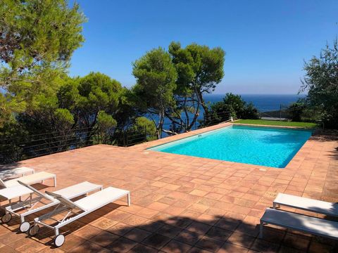 Exclusive property on the seafront: An oasis of luxury and tranquility Enjoy panoramic views of the Mediterranean and live in a unique property Exceptional location: Located between Sa Riera beach and the port of Aiguafreda, this exclusive property o...