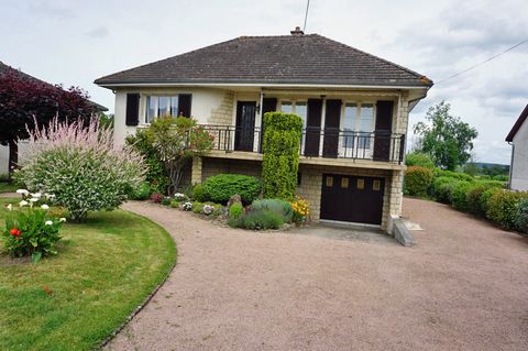 A Pierrefitte sur Loire, proche Digoin, Dompierre sur Besbre, Bourbon Lancy, jolie maison comprenant : - Au rez-de-caussée surélevé : hall d'entrée, cuisine aménagée, séjour, avec cheminée et accès balcon, salon séparé (ou chambre), couloir desservan...