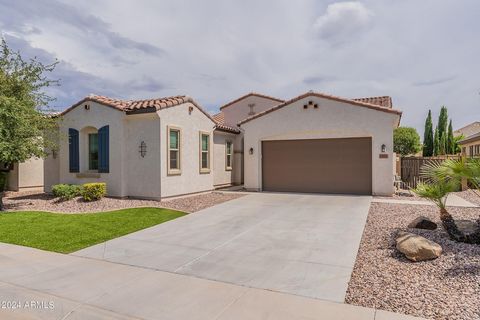 Welcome to this stunning single-story home in the gated community of Ocotillo Landing in Chandler, packed with numerous upgrades. The dream gourmet kitchen features an expansive island, granite countertops, GE® appliances, double ovens, a 5-burner co...