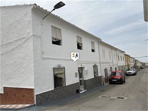 Dieses renovierte Stadthaus mit 4 Schlafzimmern befindet sich im beliebten Castillo de Locubin, nur eine kurze Fahrt von der historischen Stadt Alcala la Real im Süden der Provinz Jaén in Andalusien, Spanien. Das Doppelhaus mit 151 m² Grundfläche lie...