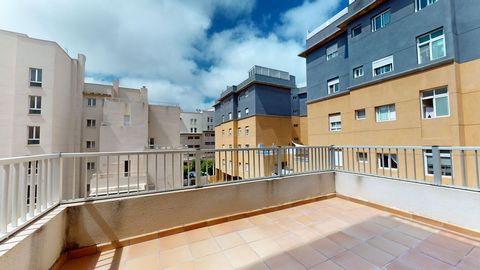 Would you like to live in 7 Palmas in a ready-to-move-in flat with a terrace and a parking space included in the price? I offer you this opportunity... ! Spacious and bright flat with a pleasant distribution of 3 bedrooms all with fitted wardrobes, 2...